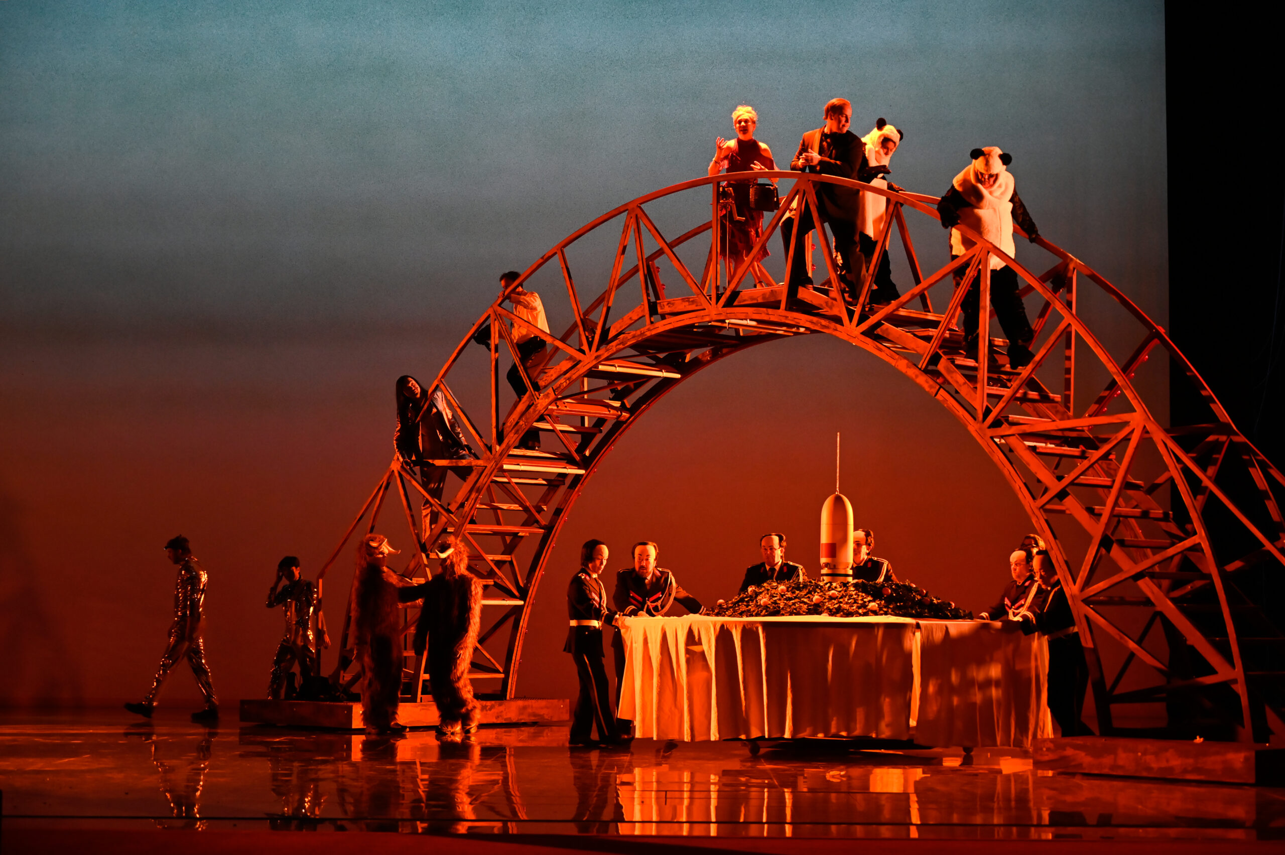 Deutsche Oper Berlin,
"Nixon in China" von John Adams, Libretto von Alice Goodman
Premiere: 22.6.2023
Musikalische Leitung: Daniel Carter, Künstlerische Leitung: Hauen und Stechen, Regie: Franziska Kronfoth und Julia Lwowski, Bühne: Yassu Yabara, Kostüme: Christina Schmitt, Video, Live-Kamera: Martin Mallon, Licht: Henning Streck, Dramaturgie, Carolin Müller-Dohle, Chor: Jeremy Bines
Chou En-lai - Kyle Miller
Richard Nixon - Thomas Lehman
Henry Kissinger - Seth Carico
Nancy T’ang, erste Sekretärin Maos - Karis Tucker, Elissa Pfaender (22.06.2024)
Zweite Sekretärin Maos - Elissa Pfaender, Deborah Saffery (22.06.2024)
Dritte Sekretärin Maos - Davia Bouley
Mao Tse-tung - Ya-Chung Huang
Pat Nixon - Heidi Stober
Chiang Ch’ing, Maos Frau - Hye-Young Moon
Ching Hua (Schauspielerin 1) - Gina-Lisa Maiwald
Ching Hua (Schauspielerin 2) - Angela Braun
Ching Hua / Hung (Schauspieler) - Thorbjörn Björnsson
Tänzer / Performer - Jean Chaize
Tänzerin / Performerin - Brigitte Cuvelier
Chöre - Chor der Deutschen Oper Berlin
Orchester - Orchester der Deutschen Oper Berlin

Copyright (C) Thomas Aurin
Gleditschstr. 45, D-10781 Berlin
Tel.:+49 (0)30 2175 6205 Mobil.:+49 (0)170 2933679
Veröffentlichung nur gegen Honorar zzgl. 7% MWSt. und Belegexemplar
Steuer Nr.: 11/18/213/00804, UID Nr.: DE 170 902 977
Commerzbank, BLZ: 810 80 000, Konto-Nr.: 316 030 000
SWIFT-BIC: DRES DE FF 810, IBAN: DE07 81080000 0316030000