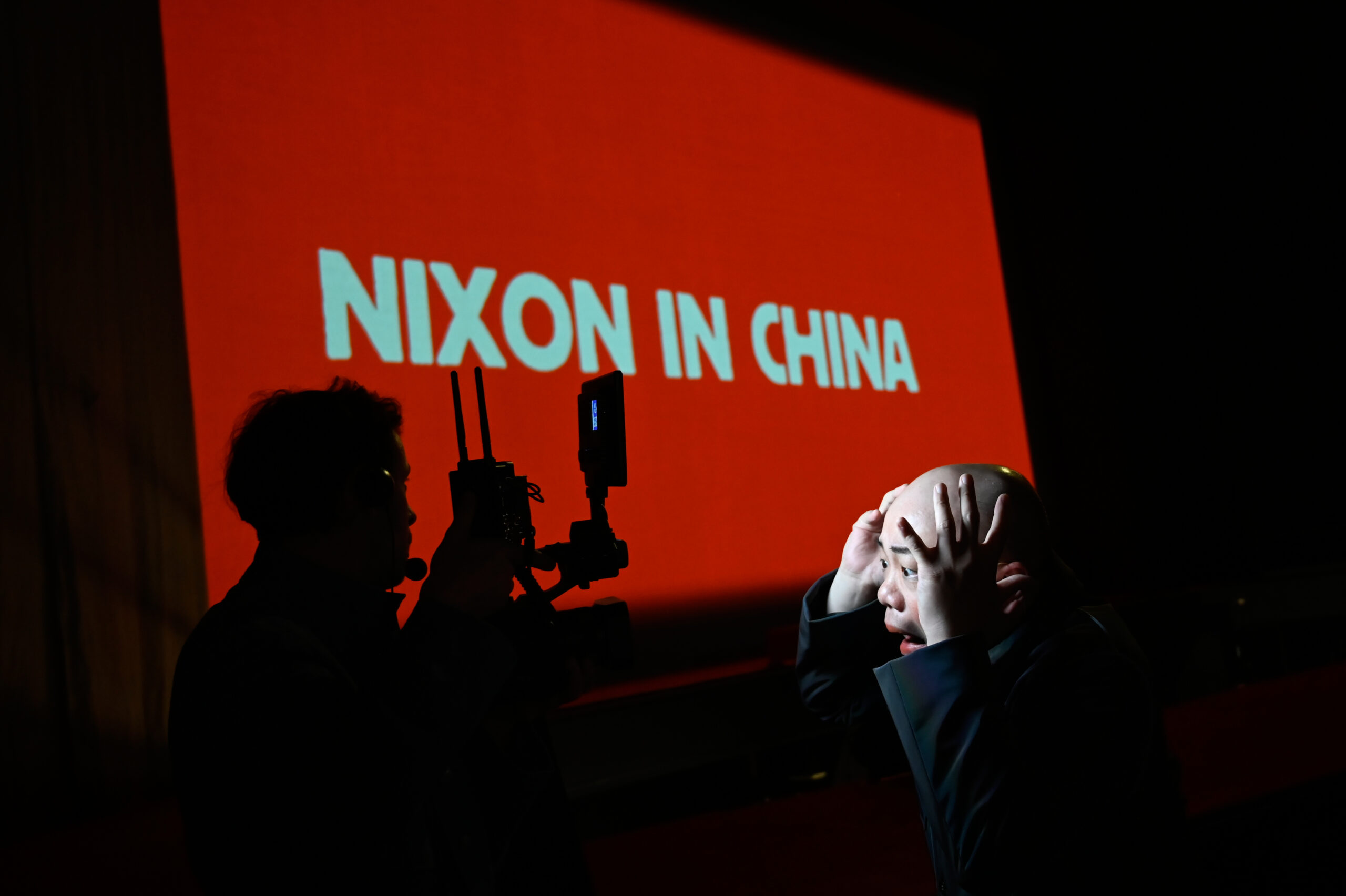 Deutsche Oper Berlin,
"Nixon in China" von John Adams, Libretto von Alice Goodman
Premiere: 22.6.2023
Musikalische Leitung: Daniel Carter, Künstlerische Leitung: Hauen und Stechen, Regie: Franziska Kronfoth und Julia Lwowski, Bühne: Yassu Yabara, Kostüme: Christina Schmitt, Video, Live-Kamera: Martin Mallon, Licht: Henning Streck, Dramaturgie, Carolin Müller-Dohle, Chor: Jeremy Bines
Chou En-lai - Kyle Miller
Richard Nixon - Thomas Lehman
Henry Kissinger - Seth Carico
Nancy T’ang, erste Sekretärin Maos - Karis Tucker, Elissa Pfaender (22.06.2024)
Zweite Sekretärin Maos - Elissa Pfaender, Deborah Saffery (22.06.2024)
Dritte Sekretärin Maos - Davia Bouley
Mao Tse-tung - Ya-Chung Huang
Pat Nixon - Heidi Stober
Chiang Ch’ing, Maos Frau - Hye-Young Moon
Ching Hua (Schauspielerin 1) - Gina-Lisa Maiwald
Ching Hua (Schauspielerin 2) - Angela Braun
Ching Hua / Hung (Schauspieler) - Thorbjörn Björnsson
Tänzer / Performer - Jean Chaize
Tänzerin / Performerin - Brigitte Cuvelier
Chöre - Chor der Deutschen Oper Berlin
Orchester - Orchester der Deutschen Oper Berlin

Copyright (C) Thomas Aurin
Gleditschstr. 45, D-10781 Berlin
Tel.:+49 (0)30 2175 6205 Mobil.:+49 (0)170 2933679
Veröffentlichung nur gegen Honorar zzgl. 7% MWSt. und Belegexemplar
Steuer Nr.: 11/18/213/00804, UID Nr.: DE 170 902 977
Commerzbank, BLZ: 810 80 000, Konto-Nr.: 316 030 000
SWIFT-BIC: DRES DE FF 810, IBAN: DE07 81080000 0316030000