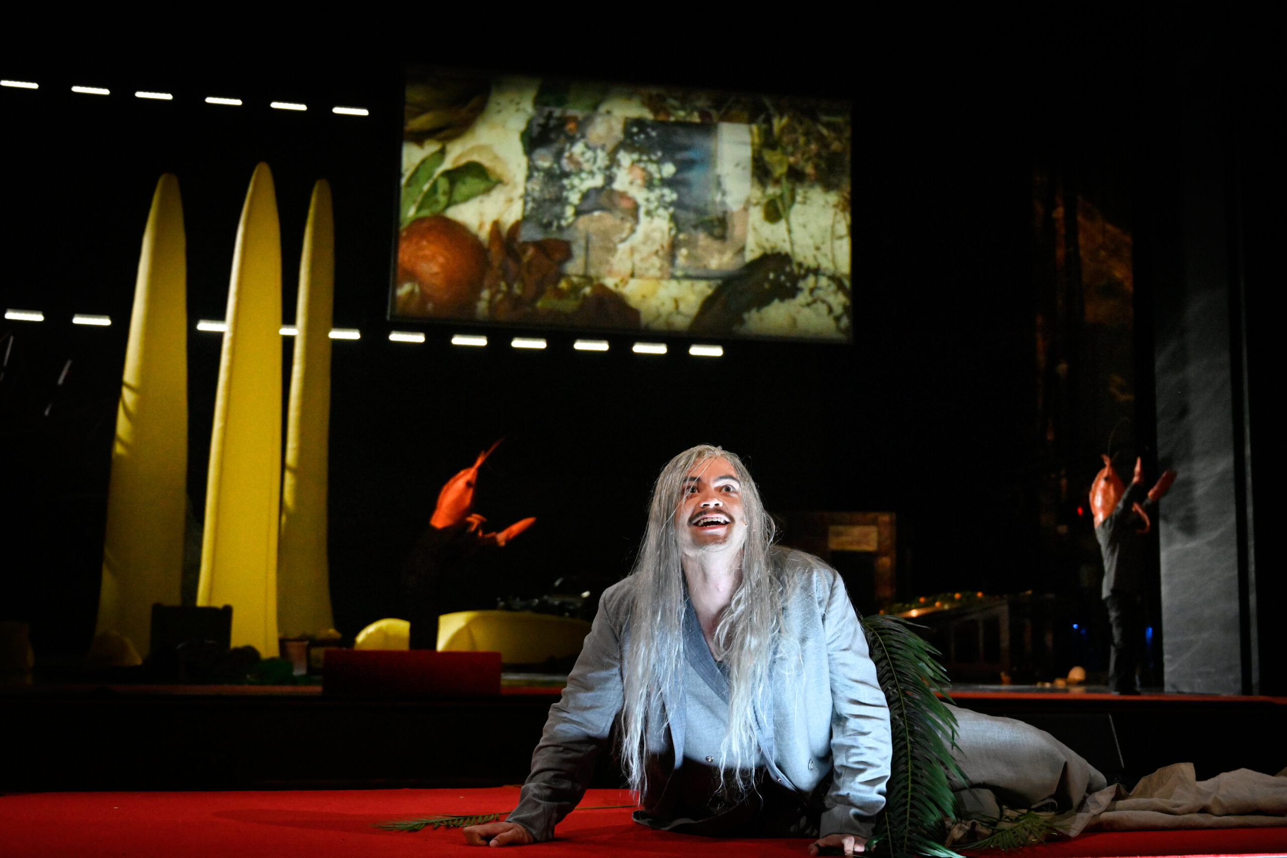 Deutsche Oper Berlin,
"Nixon in China" von John Adams, Libretto von Alice Goodman
Premiere: 22.6.2023
Musikalische Leitung: Daniel Carter, Künstlerische Leitung: Hauen und Stechen, Regie: Franziska Kronfoth und Julia Lwowski, Bühne: Yassu Yabara, Kostüme: Christina Schmitt, Video, Live-Kamera: Martin Mallon, Licht: Henning Streck, Dramaturgie, Carolin Müller-Dohle, Chor: Jeremy Bines
Chou En-lai - Kyle Miller
Richard Nixon - Thomas Lehman
Henry Kissinger - Seth Carico
Nancy T’ang, erste Sekretärin Maos - Karis Tucker, Elissa Pfaender (22.06.2024)
Zweite Sekretärin Maos - Elissa Pfaender, Deborah Saffery (22.06.2024)
Dritte Sekretärin Maos - Davia Bouley
Mao Tse-tung - Ya-Chung Huang
Pat Nixon - Heidi Stober
Chiang Ch’ing, Maos Frau - Hye-Young Moon
Ching Hua (Schauspielerin 1) - Gina-Lisa Maiwald
Ching Hua (Schauspielerin 2) - Angela Braun
Ching Hua / Hung (Schauspieler) - Thorbjörn Björnsson
Tänzer / Performer - Jean Chaize
Tänzerin / Performerin - Brigitte Cuvelier
Chöre - Chor der Deutschen Oper Berlin
Orchester - Orchester der Deutschen Oper Berlin

Copyright (C) Thomas Aurin
Gleditschstr. 45, D-10781 Berlin
Tel.:+49 (0)30 2175 6205 Mobil.:+49 (0)170 2933679
Veröffentlichung nur gegen Honorar zzgl. 7% MWSt. und Belegexemplar
Steuer Nr.: 11/18/213/00804, UID Nr.: DE 170 902 977
Commerzbank, BLZ: 810 80 000, Konto-Nr.: 316 030 000
SWIFT-BIC: DRES DE FF 810, IBAN: DE07 81080000 0316030000