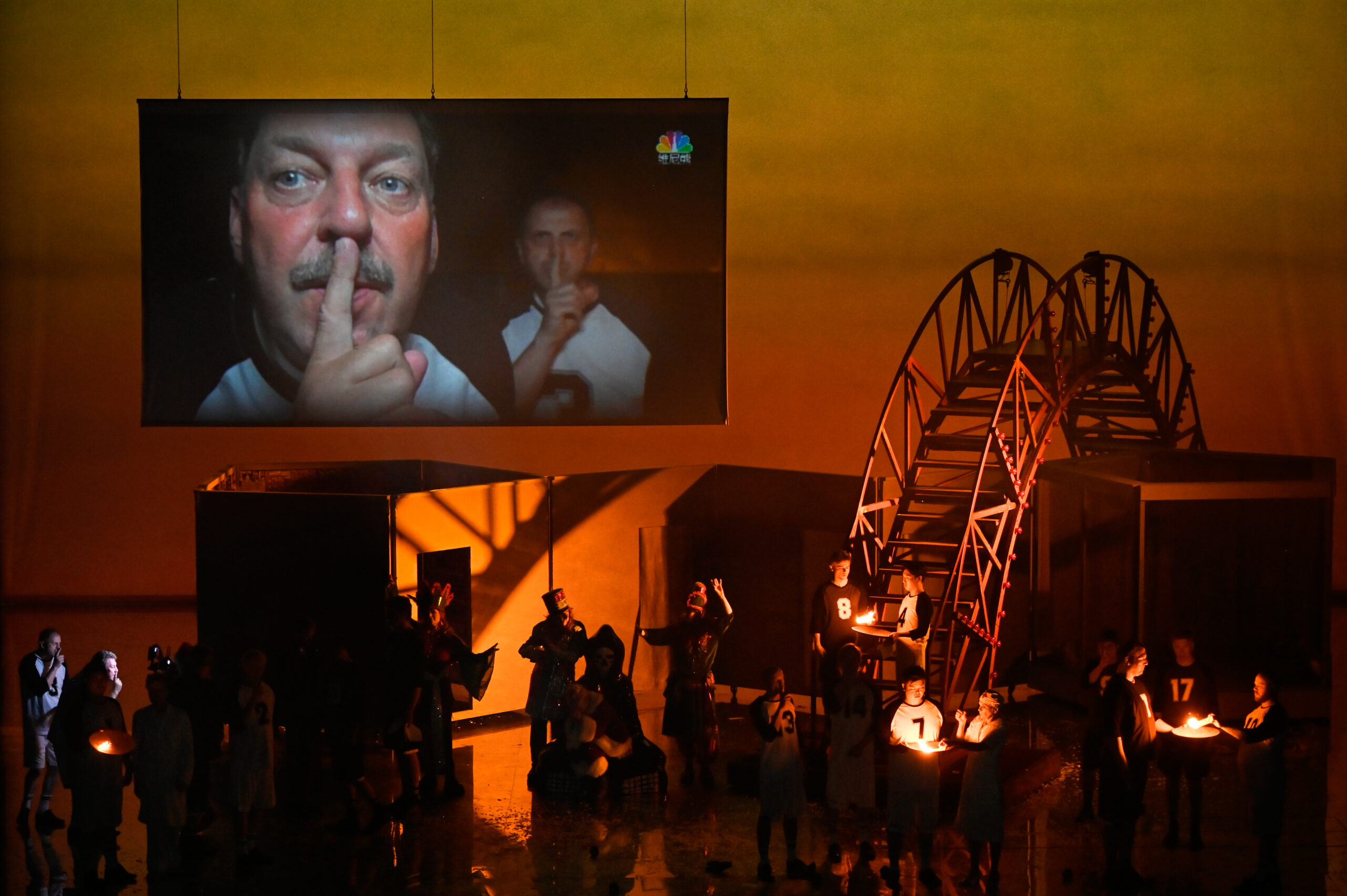 Deutsche Oper Berlin,
"Nixon in China" von John Adams, Libretto von Alice Goodman
Premiere: 22.6.2023
Musikalische Leitung: Daniel Carter, Künstlerische Leitung: Hauen und Stechen, Regie: Franziska Kronfoth und Julia Lwowski, Bühne: Yassu Yabara, Kostüme: Christina Schmitt, Video, Live-Kamera: Martin Mallon, Licht: Henning Streck, Dramaturgie, Carolin Müller-Dohle, Chor: Jeremy Bines
Chou En-lai - Kyle Miller
Richard Nixon - Thomas Lehman
Henry Kissinger - Seth Carico
Nancy T’ang, erste Sekretärin Maos - Karis Tucker, Elissa Pfaender (22.06.2024)
Zweite Sekretärin Maos - Elissa Pfaender, Deborah Saffery (22.06.2024)
Dritte Sekretärin Maos - Davia Bouley
Mao Tse-tung - Ya-Chung Huang
Pat Nixon - Heidi Stober
Chiang Ch’ing, Maos Frau - Hye-Young Moon
Ching Hua (Schauspielerin 1) - Gina-Lisa Maiwald
Ching Hua (Schauspielerin 2) - Angela Braun
Ching Hua / Hung (Schauspieler) - Thorbjörn Björnsson
Tänzer / Performer - Jean Chaize
Tänzerin / Performerin - Brigitte Cuvelier
Chöre - Chor der Deutschen Oper Berlin
Orchester - Orchester der Deutschen Oper Berlin

Copyright (C) Thomas Aurin
Gleditschstr. 45, D-10781 Berlin
Tel.:+49 (0)30 2175 6205 Mobil.:+49 (0)170 2933679
Veröffentlichung nur gegen Honorar zzgl. 7% MWSt. und Belegexemplar
Steuer Nr.: 11/18/213/00804, UID Nr.: DE 170 902 977
Commerzbank, BLZ: 810 80 000, Konto-Nr.: 316 030 000
SWIFT-BIC: DRES DE FF 810, IBAN: DE07 81080000 0316030000